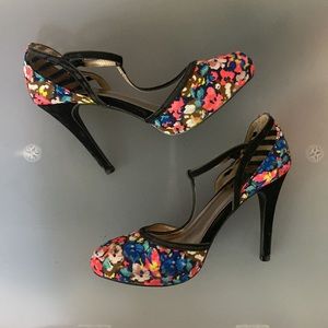 Qupid 💌Free Shipping T-Strap All Over Floral Closed Toe Heels Women's ~Size 8.5